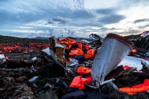 Siegerfoto PR-Bild Award 2016 in der Kategorie NGO "Lesbos - Friedhof der Rettungswesten" eingereicht von DRK-Sachsen Landesverband e.V. Fotograf: Kai Kranich. 