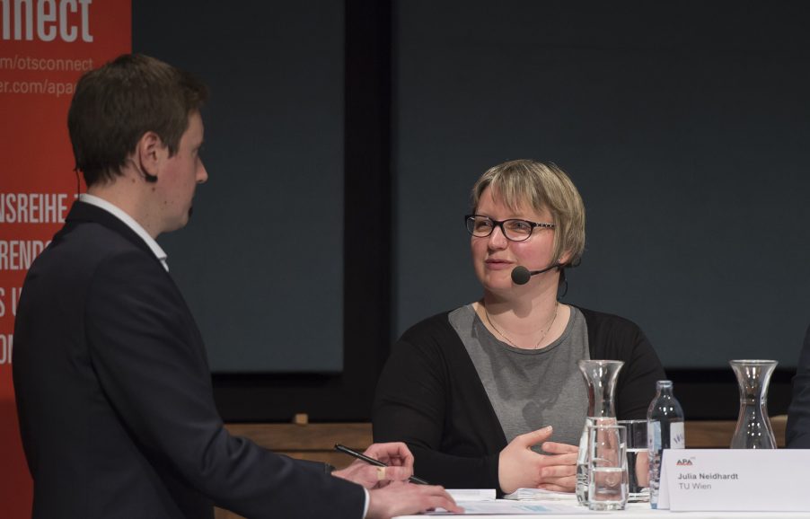 Julia Neidhardt am Podium bei otsconnect