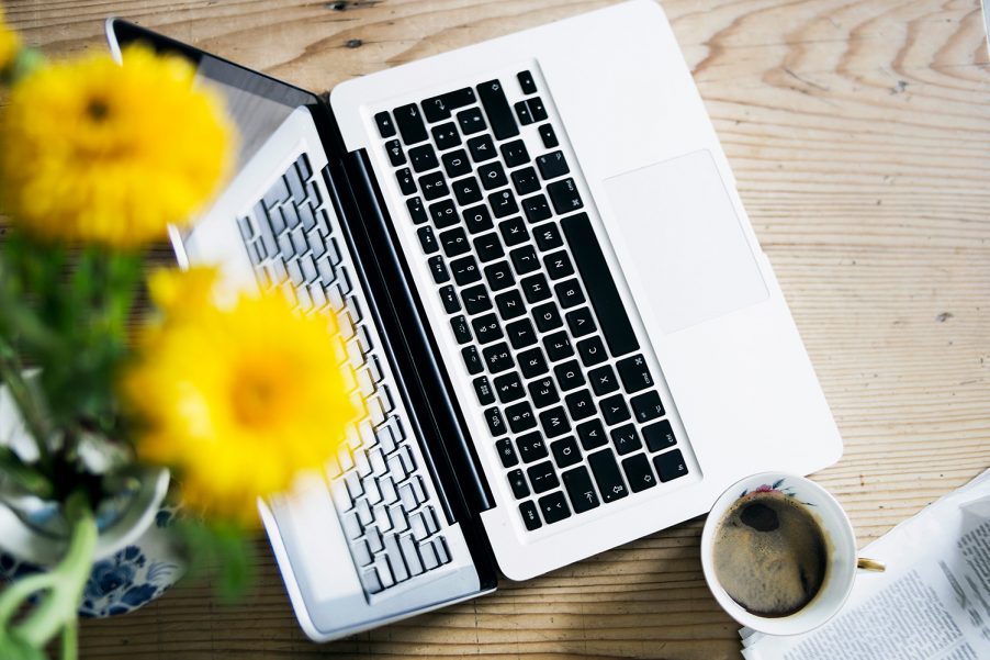 Laptop und gelbe Blume