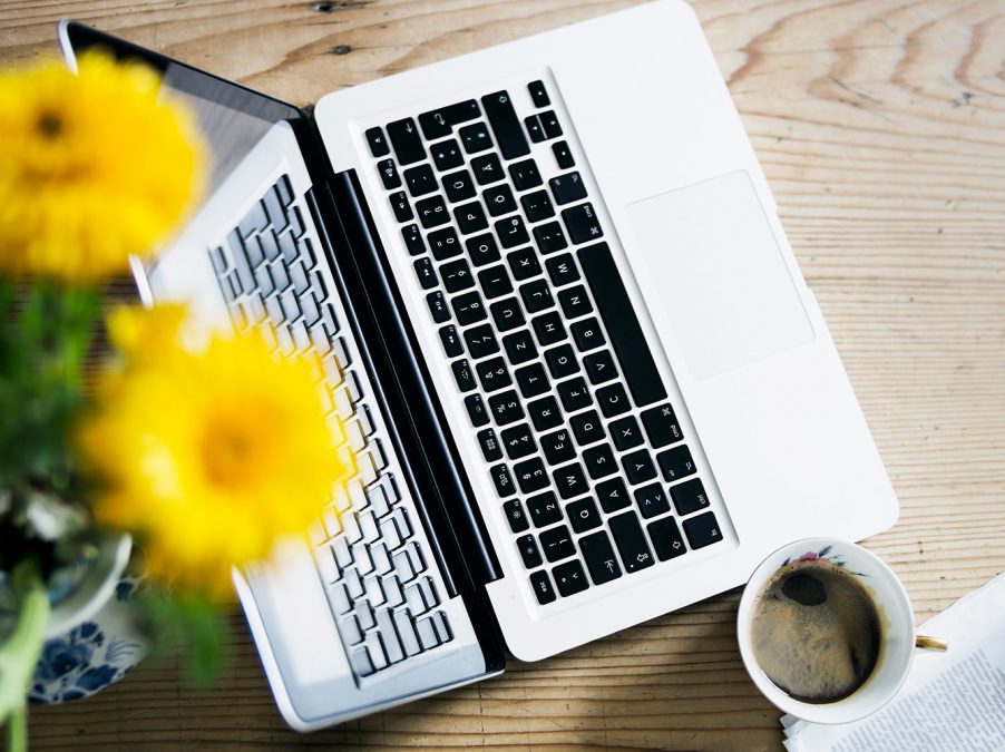 Laptop und gelbe Blume